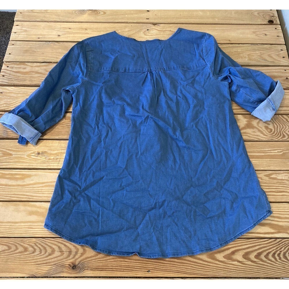 NEW Belle By Kim Gravel Denim Shirt Size Small Women’s Blue Asymmetric Hem - Picture 2 of 8